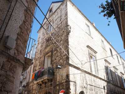 Ci troviamo ora al cospetto di palazzo Gentile Labini Sylos. La costruzione risale al Trecento ma col tempo � diventata la pi� peculiare e �irregolare� della cittadina: nel 1599 inglob� vecchie case circostanti e nel 1613 venne innalzata di due piani e coperta da un tetto a doppio spiovente